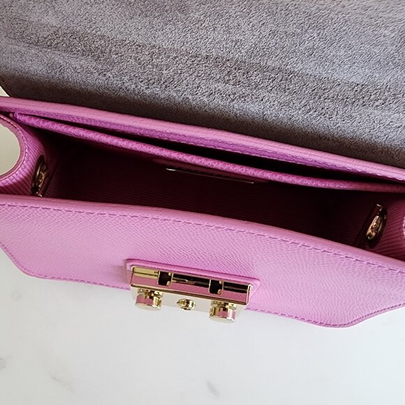 BNWT – Slightly Imperfect [Furla Metropolis Mini Crossbody Chain Bag] (#3) - Picture 8 of 9